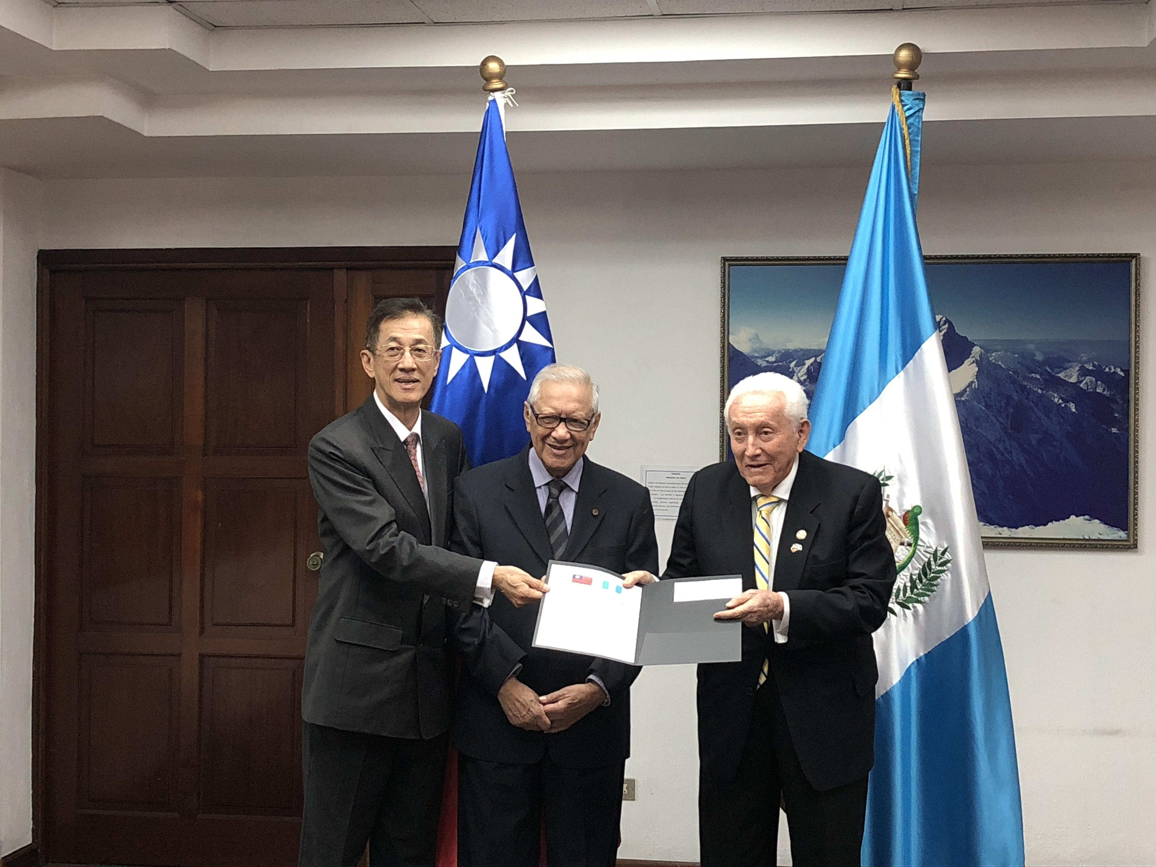 賴大使(左一)與瓜國和平及民主協會(ASOPAZ)會長暨 前副總統Roberto Carpio(右一)共同主持捐贈儀式，中間為瓜國前總統兼中美洲議會議員Alejandro Maldonado。