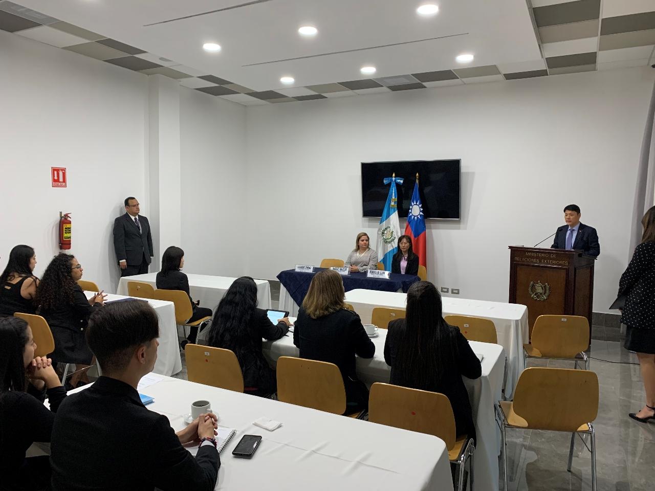 授課教師林佳瑩續以我國外交部發行之「國情小冊：中華民國一瞥」西語版作為教材，輔以互動式教學開始本日課程，瓜國外交部學員均認為教學方式生動活潑，並表示儘管前有耳聞華語學習難度甚高，但配合文化、歷史故事等學習方式，有信心能達致相當成果。