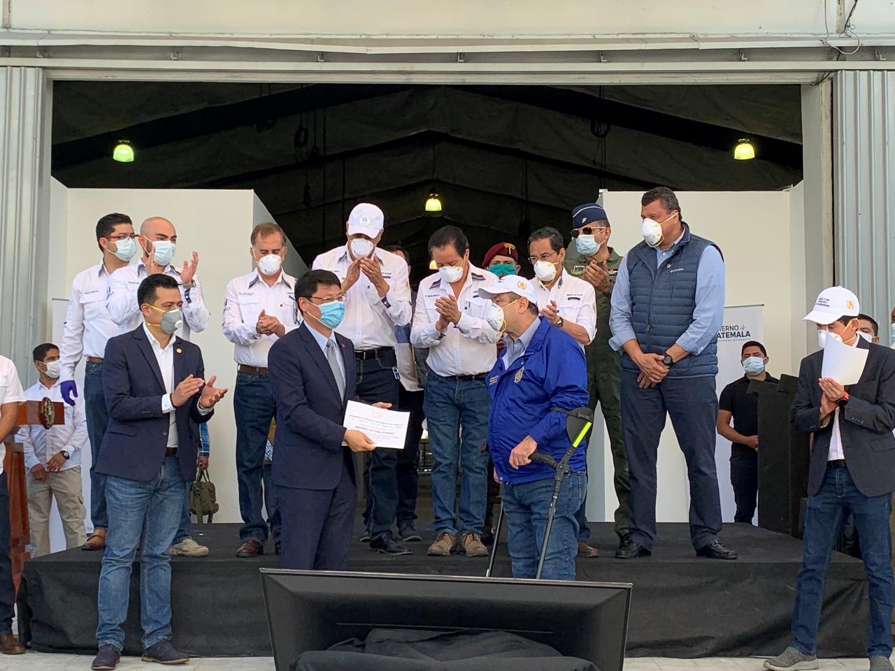 賈總統於儀式中針對中華民國政府在瓜國面對疫情威脅時刻，及時捐贈超音波及X光機等10餘項醫療器材供該臨時收容中心使用公開表示感謝，強調我國是瓜國最堅實之友人並頒發感謝狀給鄭大使。