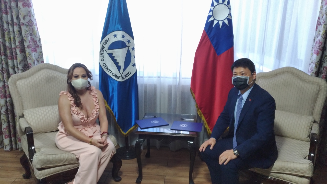 鄭大使與中美洲議會議長Nadia de León Torres主持「中美洲議會捐贈區域內國家醫事人員防護衣計畫」贈交儀式