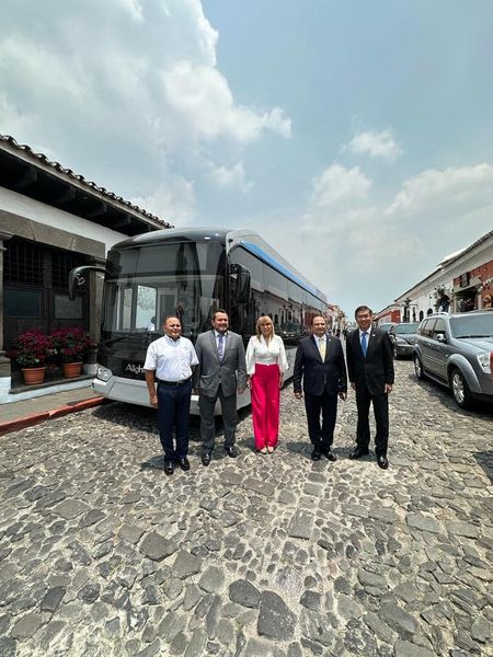 瓜地馬拉外交部長步卡羅(Mario Búcaro)、貝里斯駐瓜大使José Eduardo Alpuche及曹大使共同在瓜國古城安地瓜(Antigua)試乘MIT零碳排電動巴士Alighter