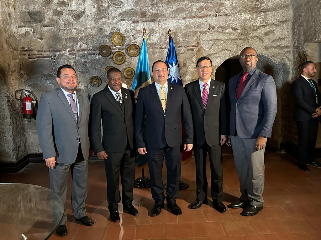 瓜國外交部長步卡羅(Mario Búcaro)、聖露西亞外交部長Alva Baptiste、貝里斯大使José Alpuche及聖克里斯多福及尼維斯大使Larry Vaughan及「美洲國家組織」(OEA)駐瓜大使等均出席。