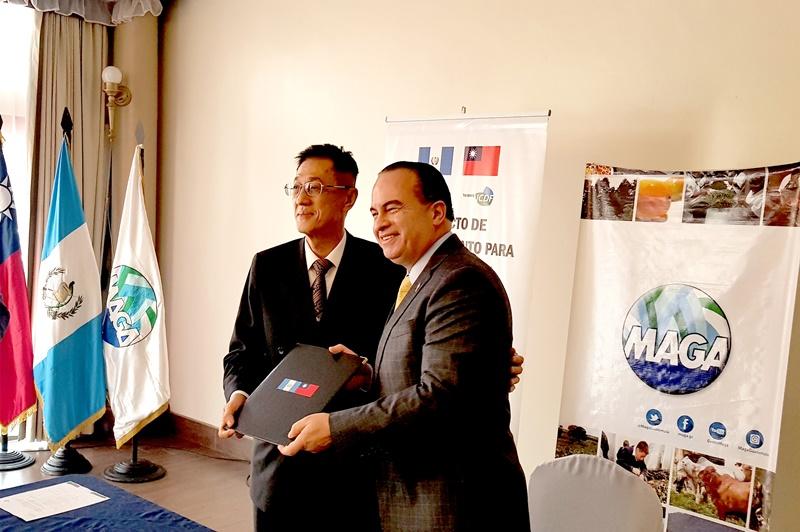 4-賴大使及農業部長Mario_Méndez_Montenegro合照