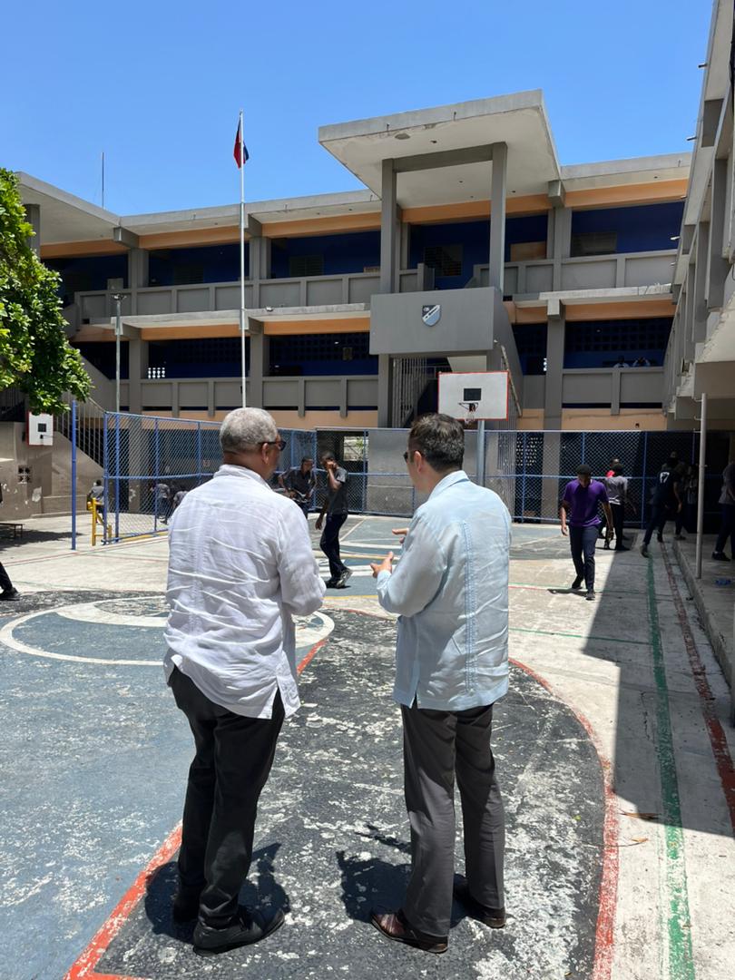 古大使與校長Manoël ANGLADE交換意見
