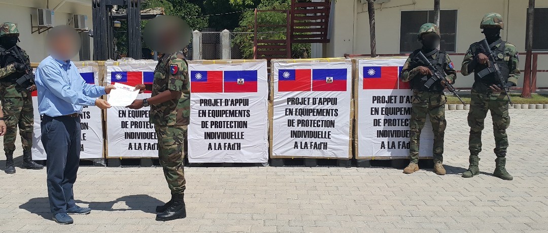 繼2024年8月29日象徵性贈交400套軍警個人防護裝備予海地政府後，於9月13日正式移交其中100套予「海地國軍」（FAd'H）