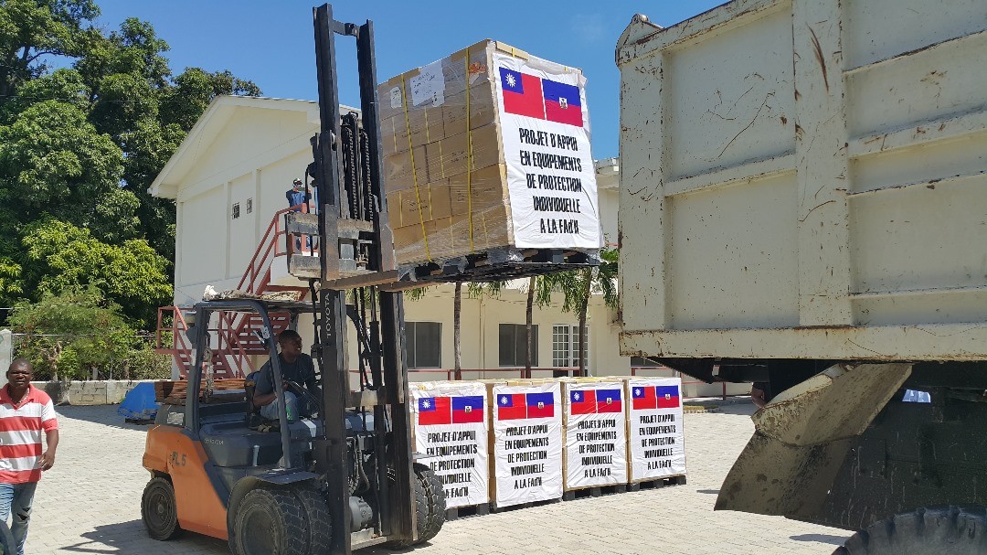 100套防護裝備於9月13日贈交「海地國軍」（FAd'H）