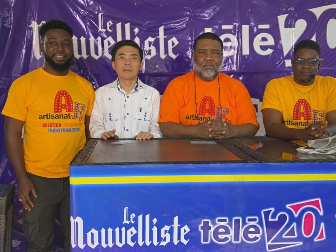 1.胡大使於參訪時接受「2025手工藝博覽會」主辦單位「新聞人報」(Le Nouvelliste)專訪(右二為主編Frantz DUVAL)