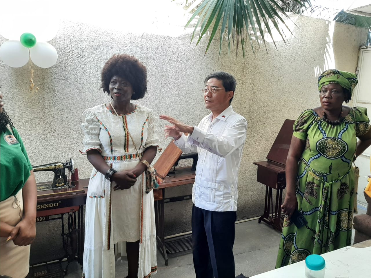 胡大使參觀職訓中心，並與RAMSA成員互動與交流；我援職訓中心器材-裁縫設備
