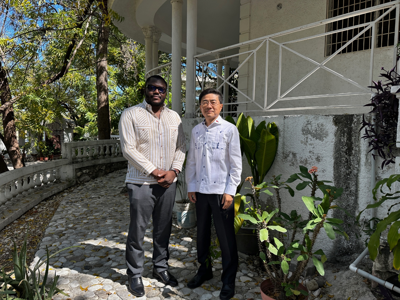 胡大使與海地新任環境部長費瓦利(Valéry FILS-AIMÉ)合影
