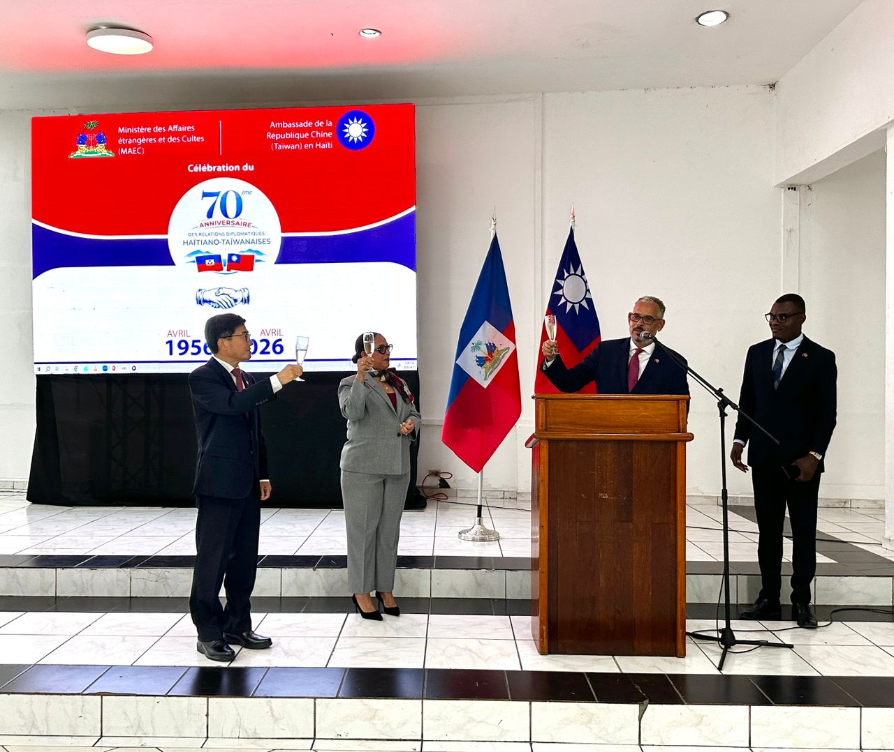 胡大使與海地總理費艾梅(Alix Didier FILS-AIMÉ)及外長符爾繽(Raina FORBIN)於慶祝活動上敬酒