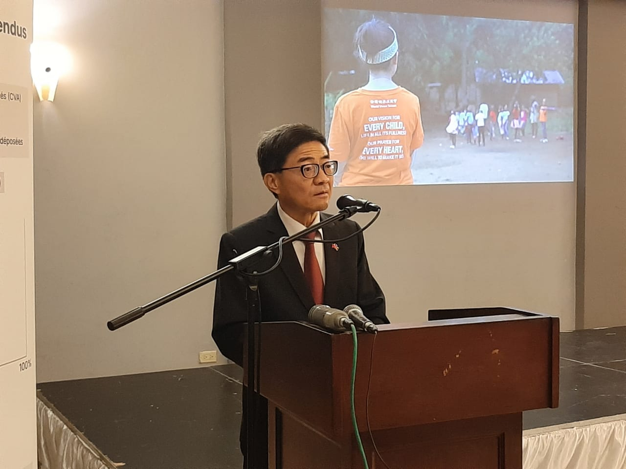 胡大使應邀致詞向世界展望會長期在海地推動兒童及弱勢家庭協助之工作，表達最誠摯的敬意與感謝，並重申將持續深化兩國在人道援助、兒童健康及社會發展等方面的合作，為海地人民福祉做出貢獻。