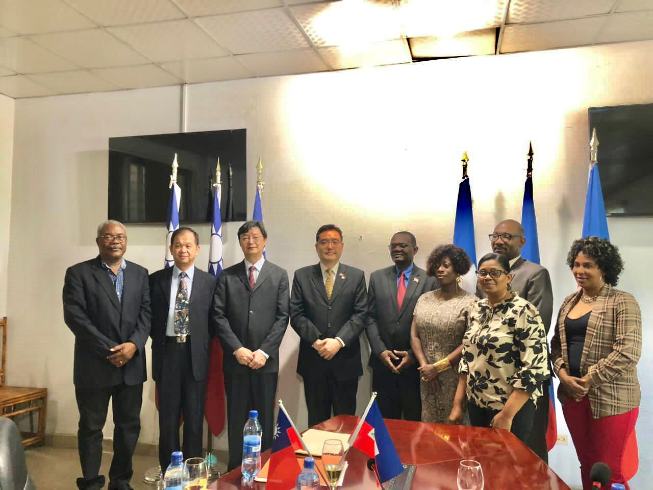 Photo de l'Ambassadeur KU, Ministre Charlot BREDY,  les représentants du mission de Taiwan en Haiti et le minstère de l'agriculture