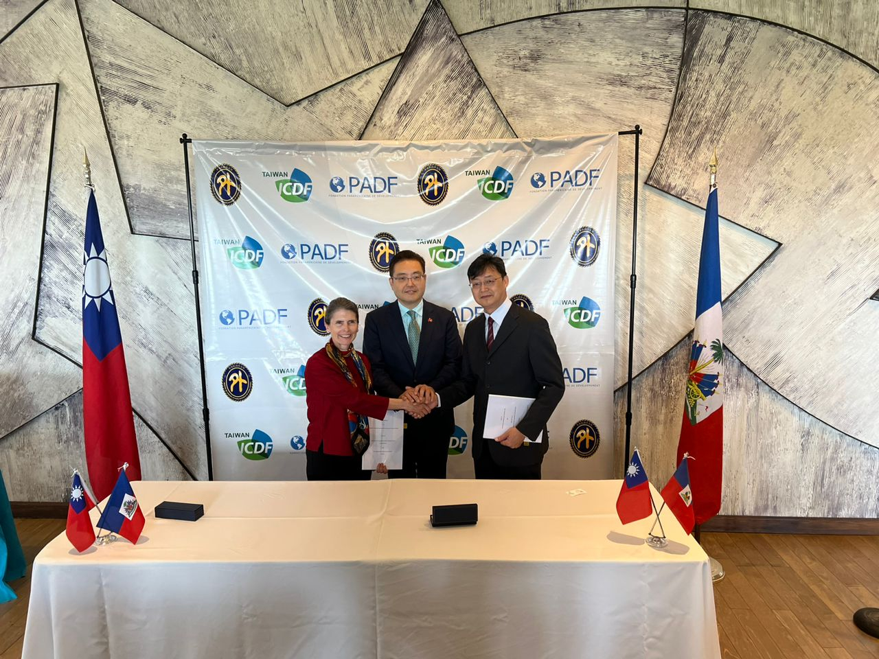 Photo des l'Ambassadeur KU. Mme Katie TAYLOR et le chef du mission de Taiwan en Haiti M. Tsai