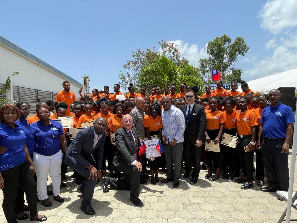 Photo des récipiendaires avec l'Ambassadeur KU et les membres d'ADIH