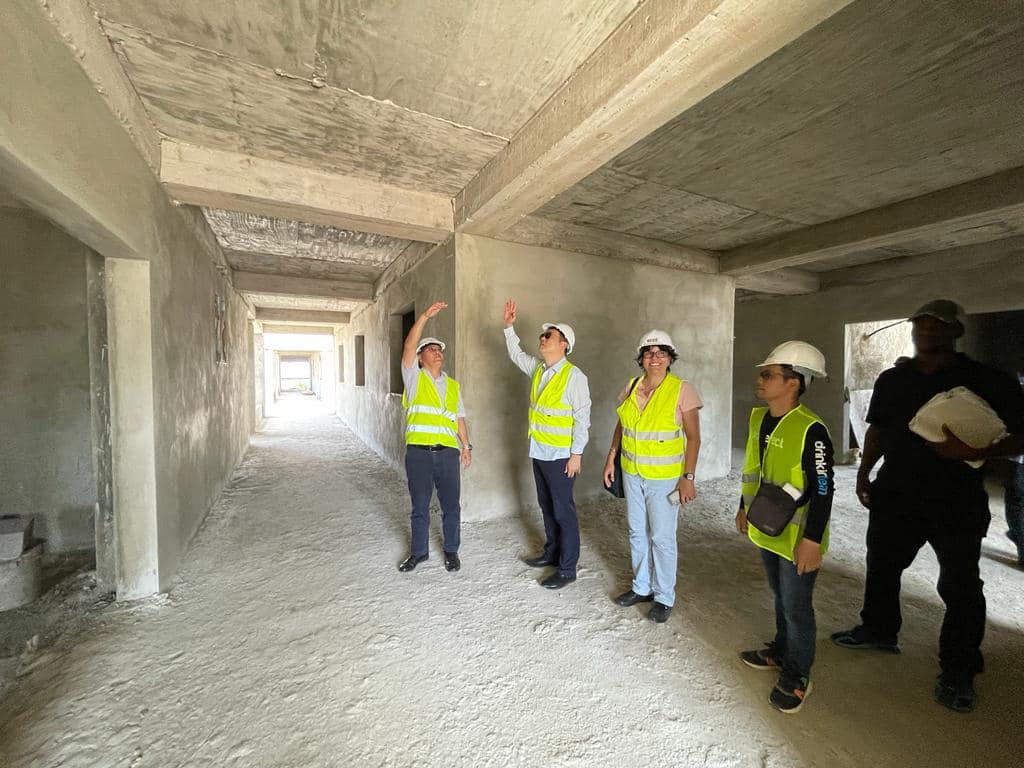 L'Ambassadeur KU fait une inspection aux chantiers de l'hôpital