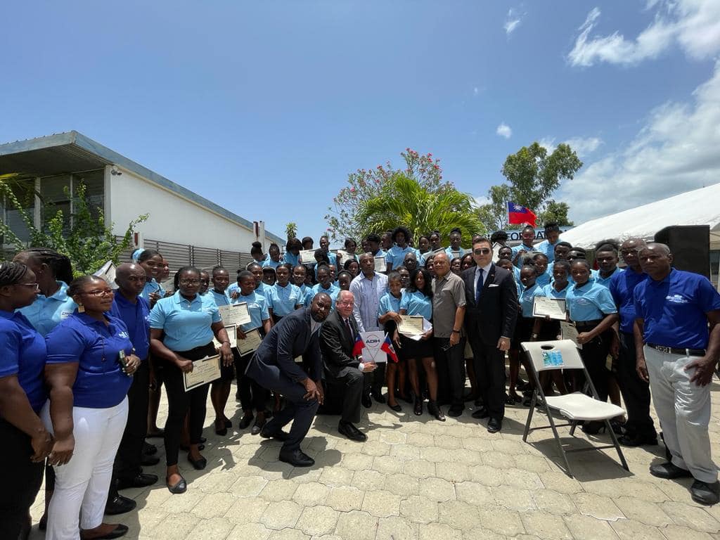 Photo des récipiendaires avec l'Ambassadeur KU et les membres d'ADIH