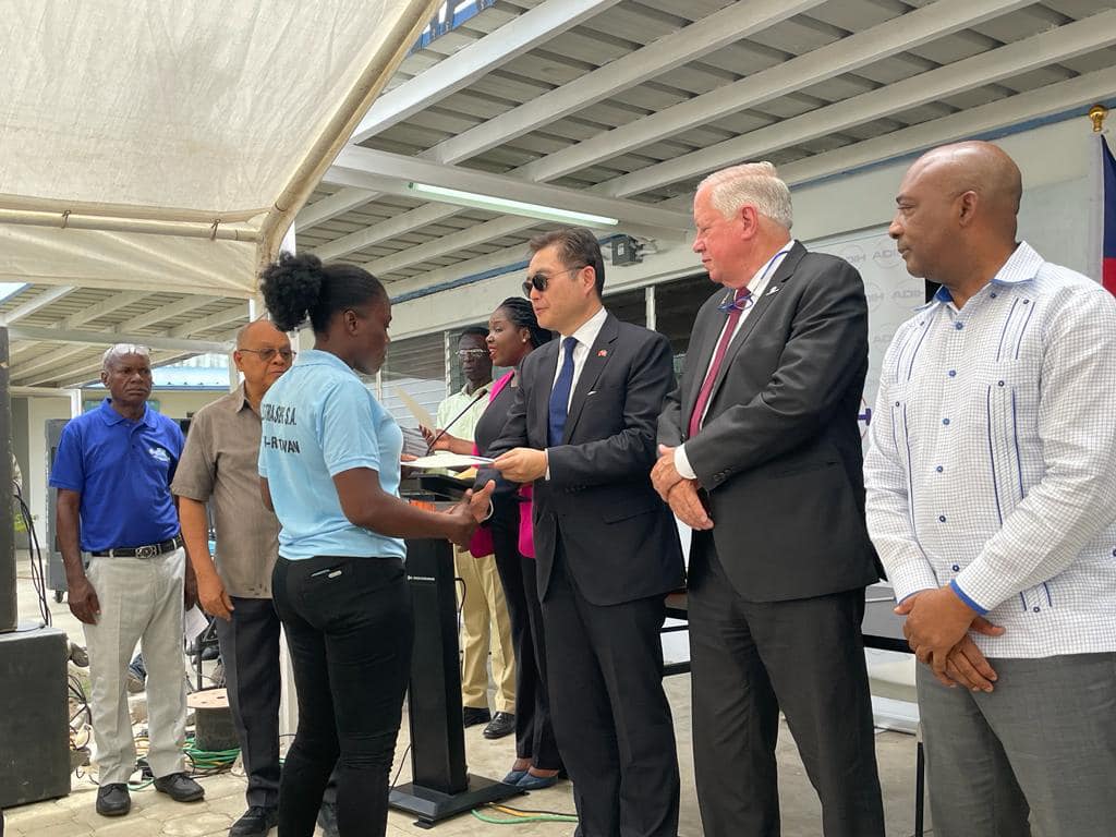 L'Abassadeur KU donné le certificat aux récipiendaires