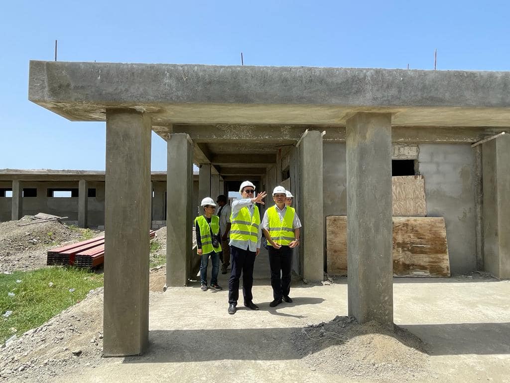 L'Ambassadeur KU fait une inspection aux chantiers de l'hôpital