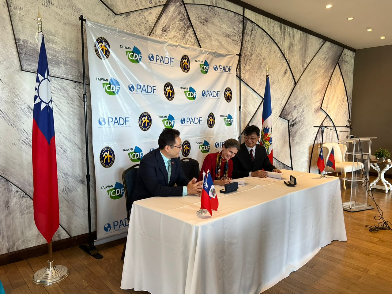 L'Ambassdeur KU témoine la signature