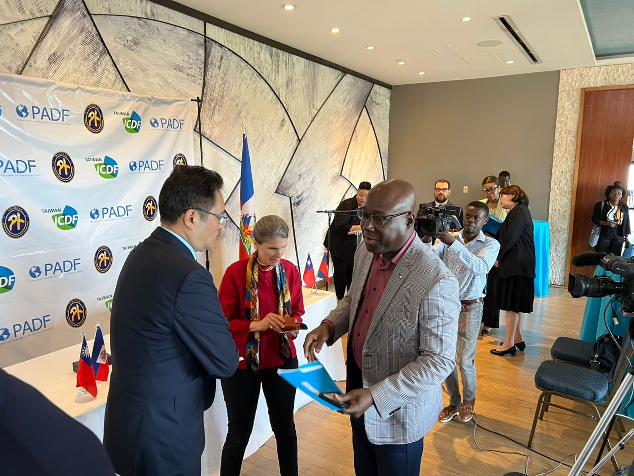 L'Ambassadeur KU salue les invités