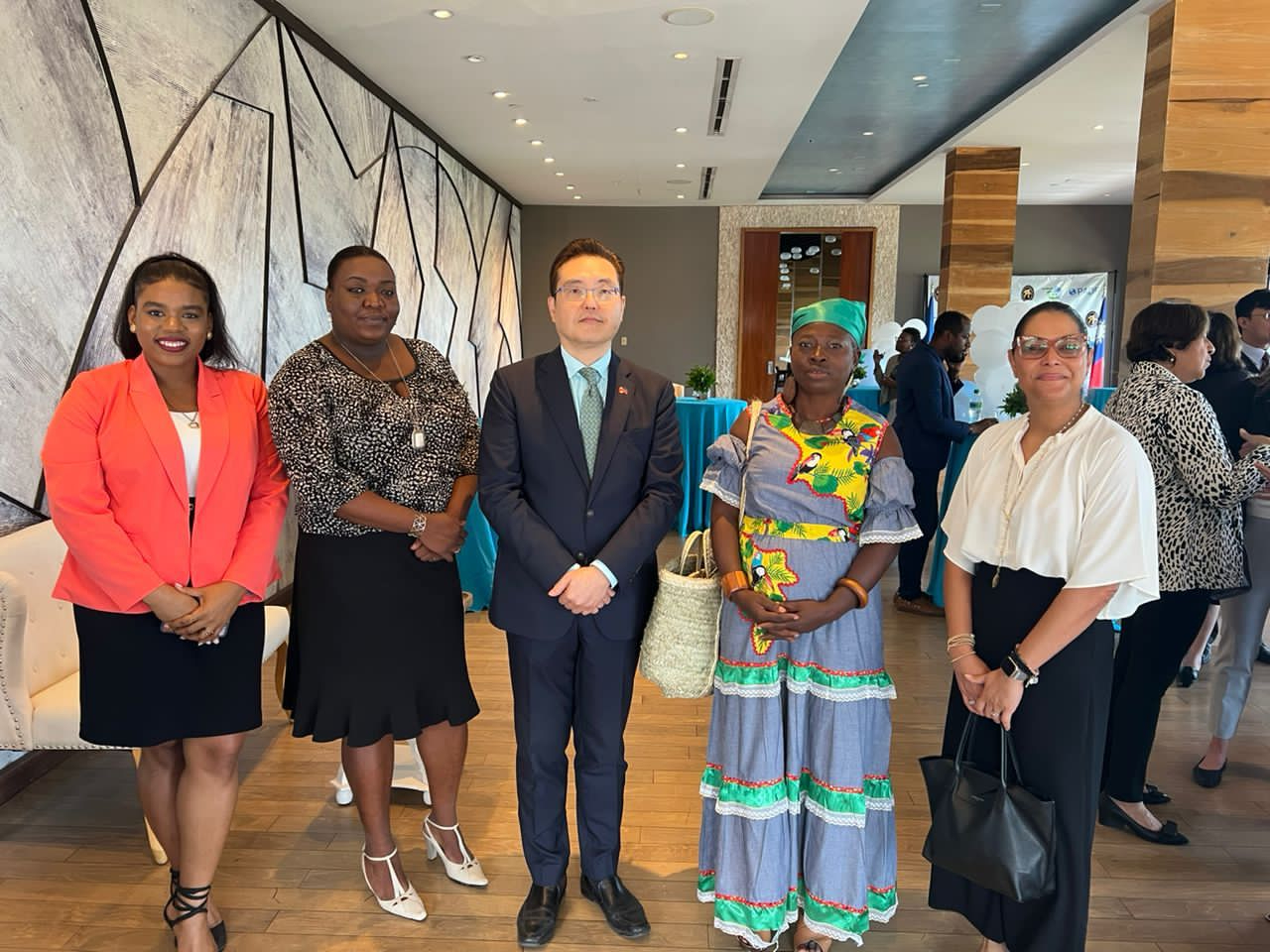 L'Ambassadeur KU avec la présidente de RAMSA Mme Jocelyne JEAN-PIERRE et le cadre de l'organisation