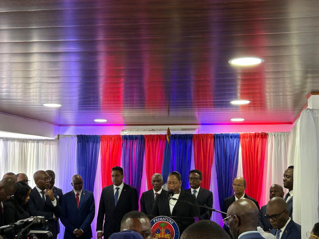 Mme. Régine ABRAHAM prononce un discours lors de la cérémonie.