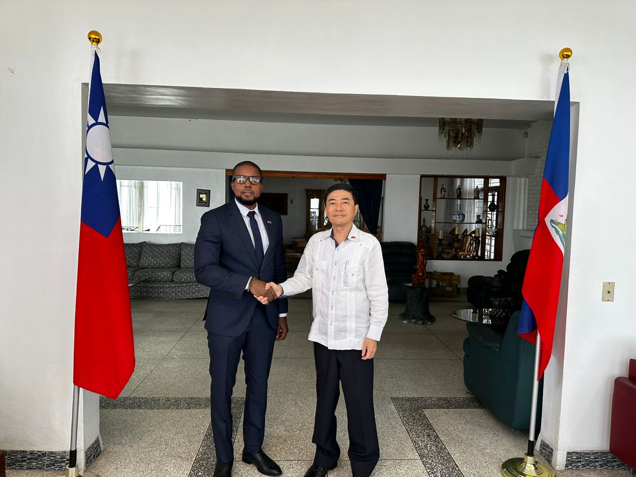 L’Ambassadeur HU a reçu M. COLLIN, Directeur Général du Fonds d’Assistance Économique et Sociale (FAES), pour un échange sur la situation des Personnes Déplacées Internes (PDI).Il a réaffirmé le soutien de la République de Chine(Taïwan) au programme KORE PEP, en vue d’apporter de l'aide concrète aux personnes vivant dans les camps de déplacés.