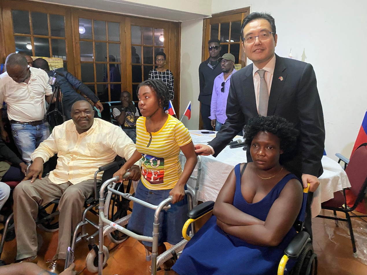 L'Ambassadeur Wen-Jiann KU a remis un conteneur de 20 pieds de matériels adaptés à M. Génard JOSEPH, Secrétaire d’Etat du BSEIPH