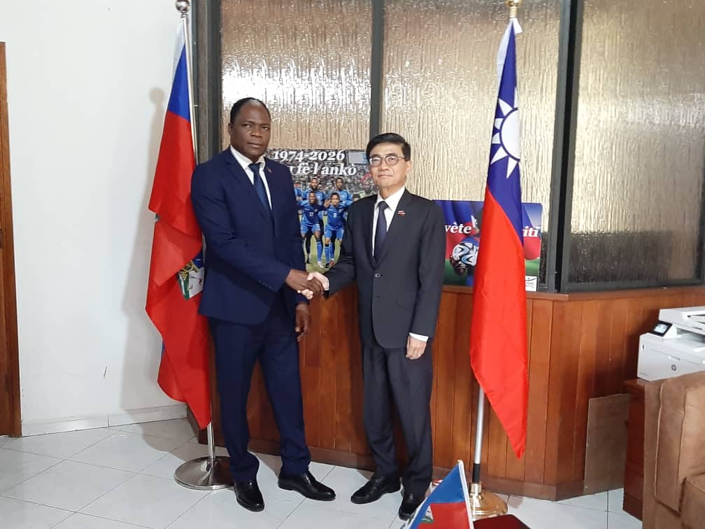 L'Ambassadeur Cheng-hao Hu a rendu une visite de courtoisie le 12 mai 2026, à Monsieur Pythagore DUMAS, nouveau Ministre de la Jeunesse, des Sports et de l'Action Civique.