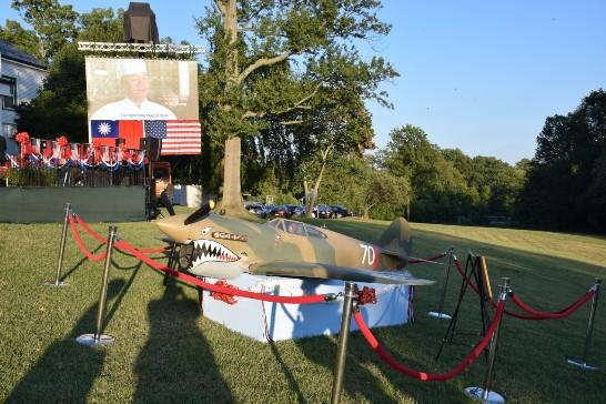 104年10月7日，雙橡園國慶酒會現場展示二戰「飛虎隊」駕駛之P-40戰鬥機模型。
