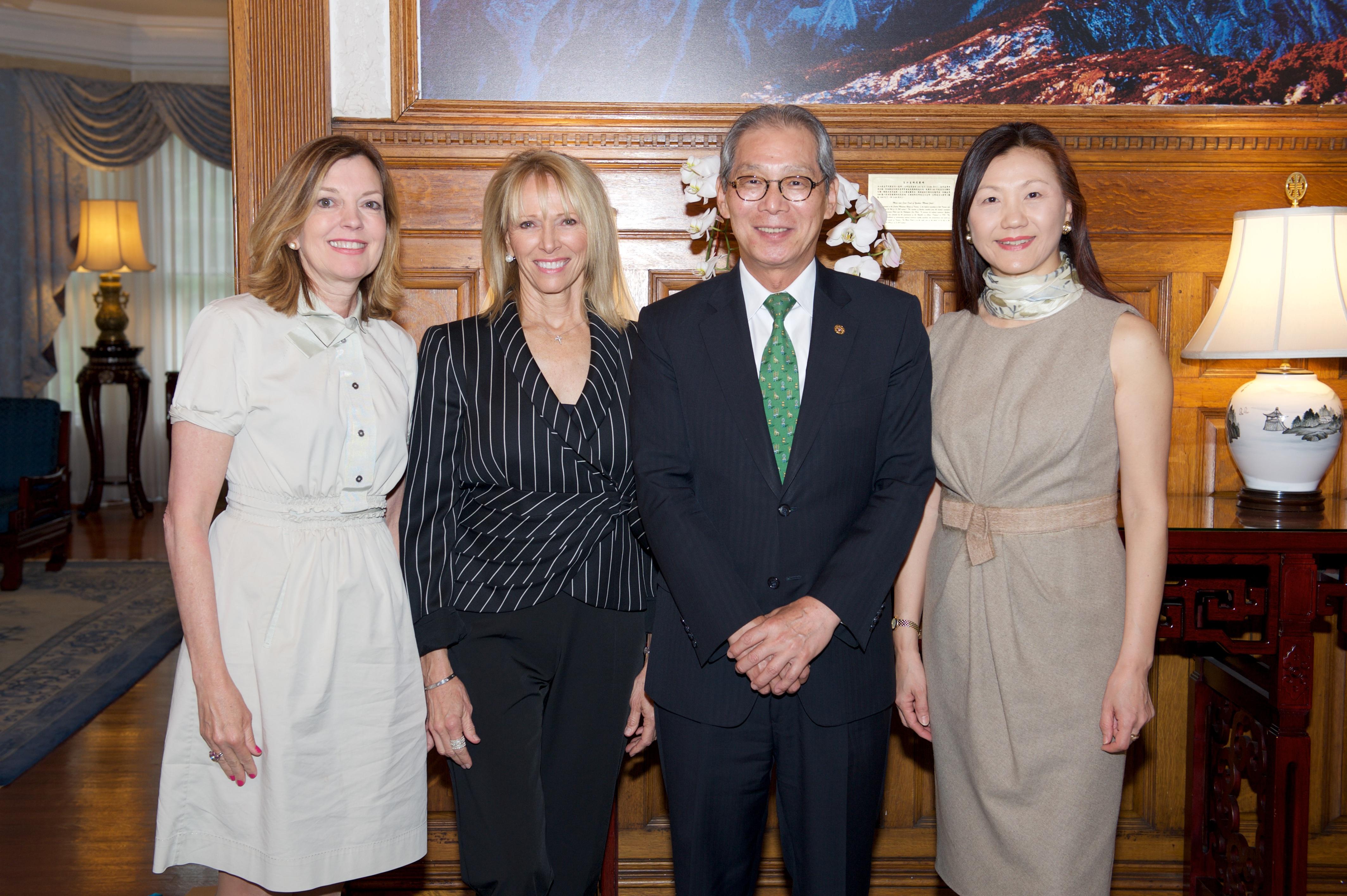 106.05.24駐美國代表高碩泰大使夫婦在雙橡園宴請International Neighbors Club II成員，與聯邦眾議院外委會主席羅伊斯（Ed Royce, R-CA）夫人（左一）及眾議員布坎南（Vern Buchanan, R-FL）夫人（左二）合影。