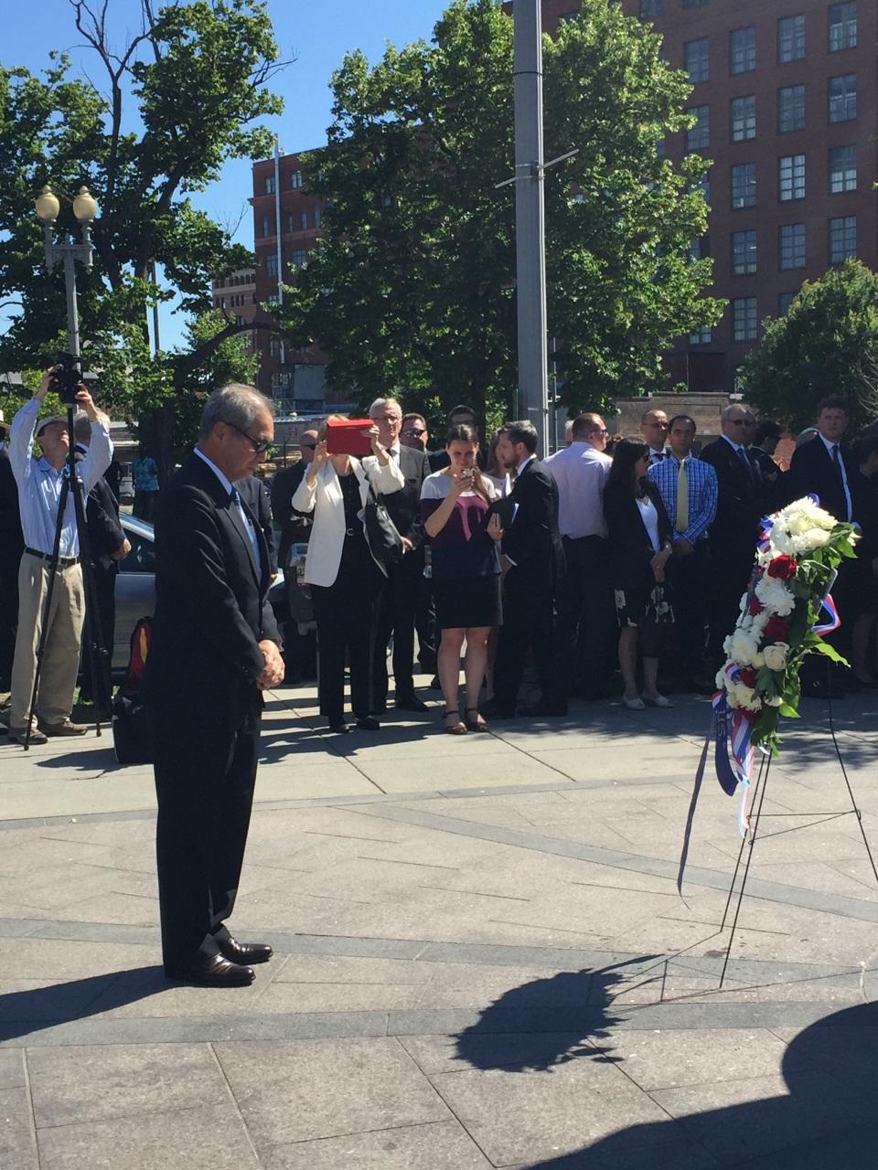 駐美代表高大使碩泰應邀出席「共產主義受害者紀念基金會」舉行之建碑10週年獻花儀式，並代表獻花
