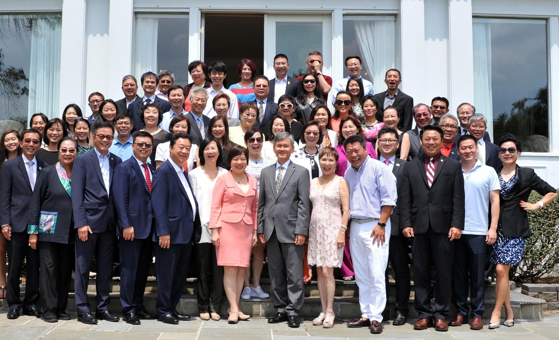 李公使與「國際領袖基金會」參訪團合影。