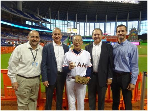 左起：馬林魚基金會執行長Alfredo Mesa、聯邦眾議員Mario Diaz-Balart（R-FL）、高大使、前聯邦眾議員Lincoln Diaz-Balart及其公子Daniel Diaz-Balart。