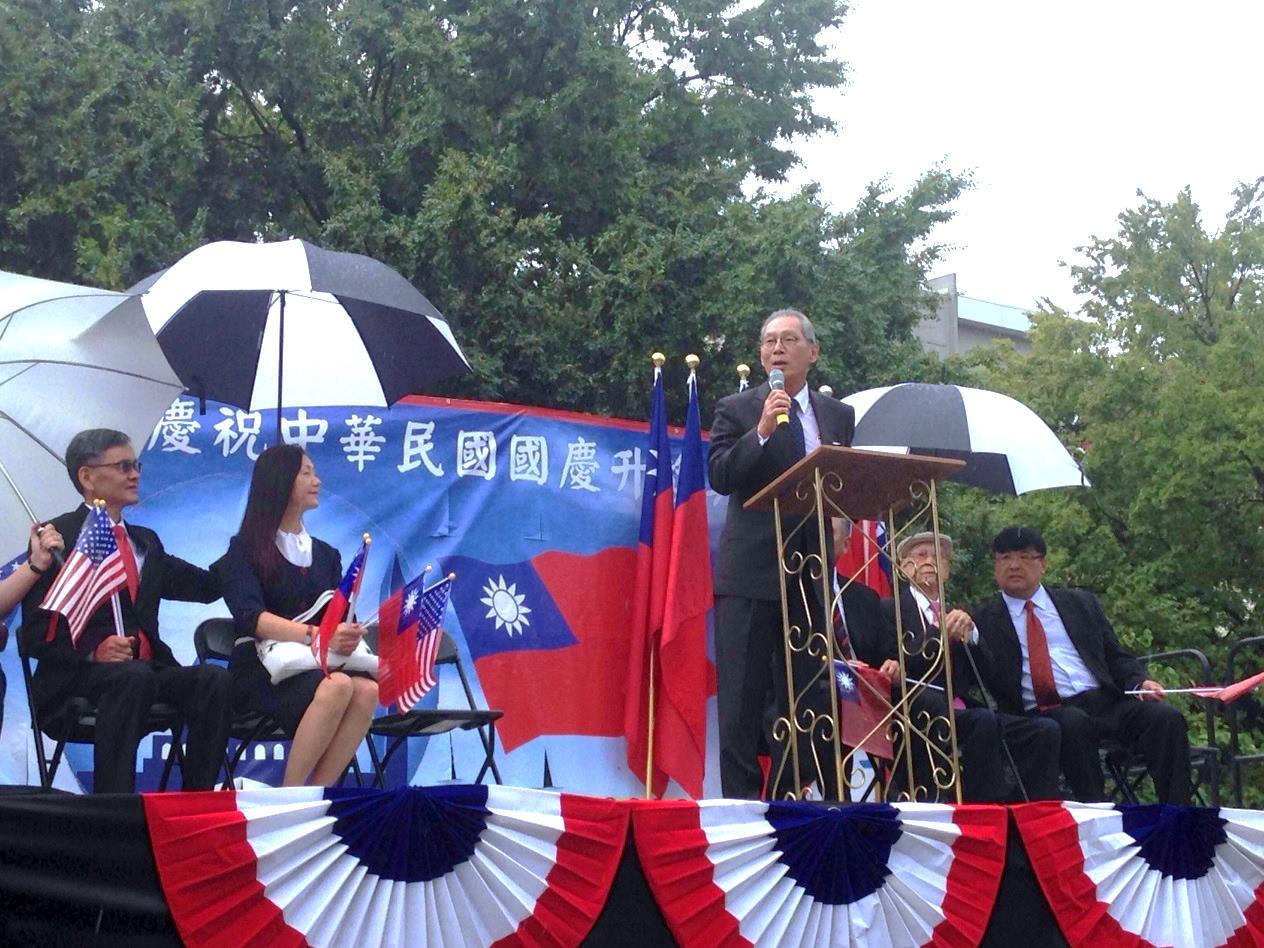 本處高碩泰大使應邀於美京中華會館舉辦之國慶升旗典禮致詞。
Ambassador Stanley Kao delivered remarks at the National Flag Raising Ceremony on Oct. 18, 2017, held by the Chinese Consolidated Benevolent Association (CCBA) of Washington, DC. 