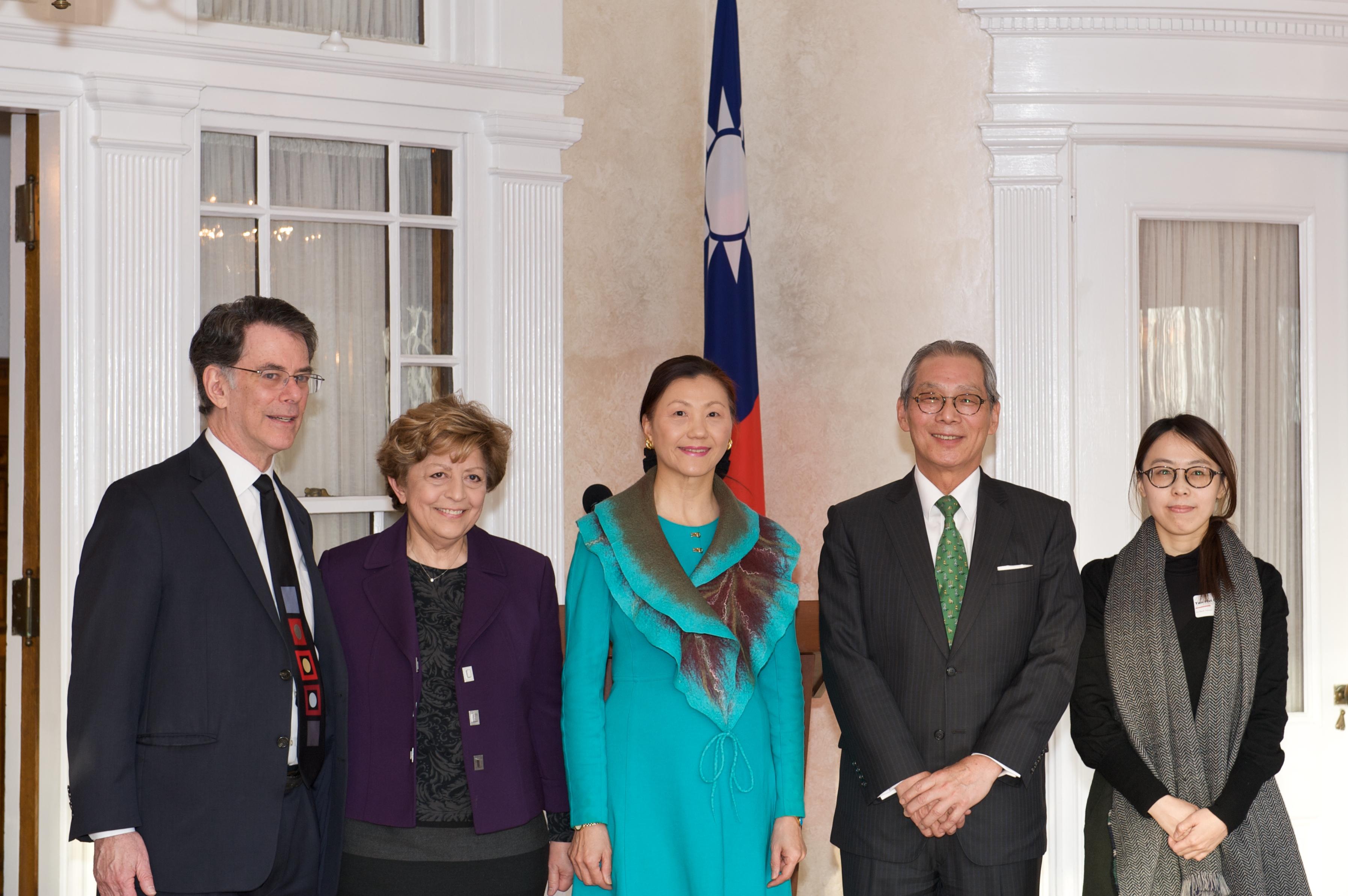駐美國代表高碩泰大使夫婦於開幕酒會中與IA &amp; A創辦人David  Furchgott夫婦(左一、左二)及策展人陳妍卉(右一)合影。