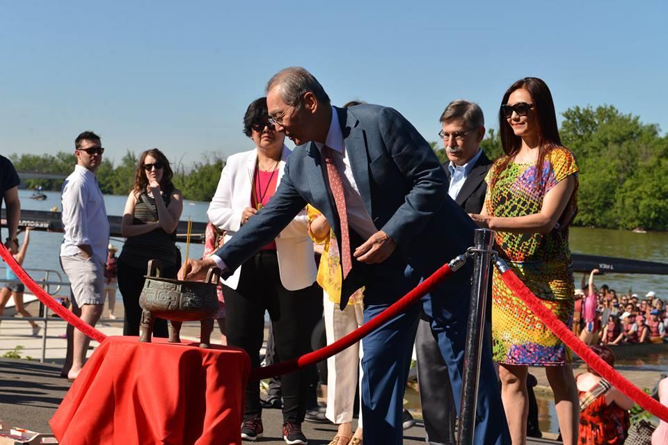 高大使夫婦為大華府龍舟賽上香祈福