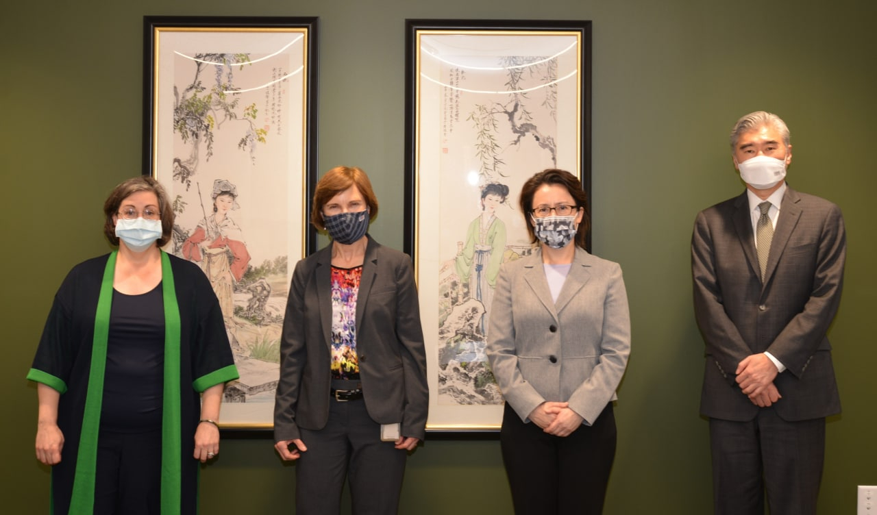 駐美代表蕭美琴大使於美東時間本（3）月25日上午與美國在台協會（AIT）執行理事藍鶯（Ingrid Larson）共同簽署「設立海巡工作小組瞭解備忘錄」，國務院亞太局代理助卿金聖大使（Sung Kim）、美國海岸巡防隊國際事務暨外交政策處處長Ann Castiglione-Cataldo等多位美方資深官員參與觀禮。