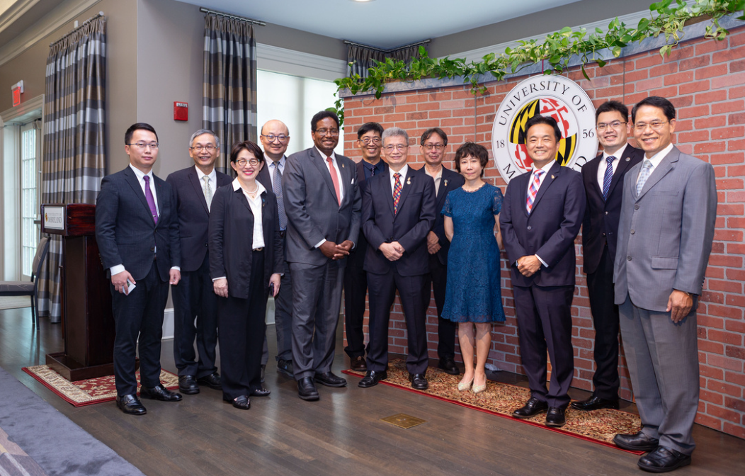 馬大藝術與人文學院院長Stephanie Shonekan、語言文學與文化學院代理院長Lindsay Yotsukura及國際事務辦公室副主任Joseph Scholten，以及台師大印永翔副校長、藝術學院劉建成院長、國際台灣學研究中心林巾力主任、公事中心康敏平主任、教育心理與輔導學系陳學志特聘教授、電機工程學系高文忠講座教授及本處教育組陳郁仁組長等共同與會觀禮