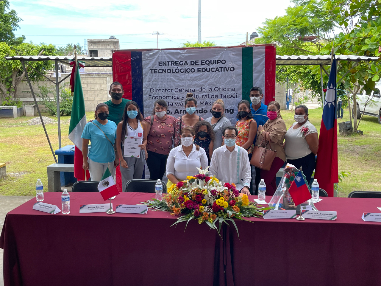 鄭代表及聯邦眾議員蕾佳拉朵與當地師生及家長代表於活動背板前合影。