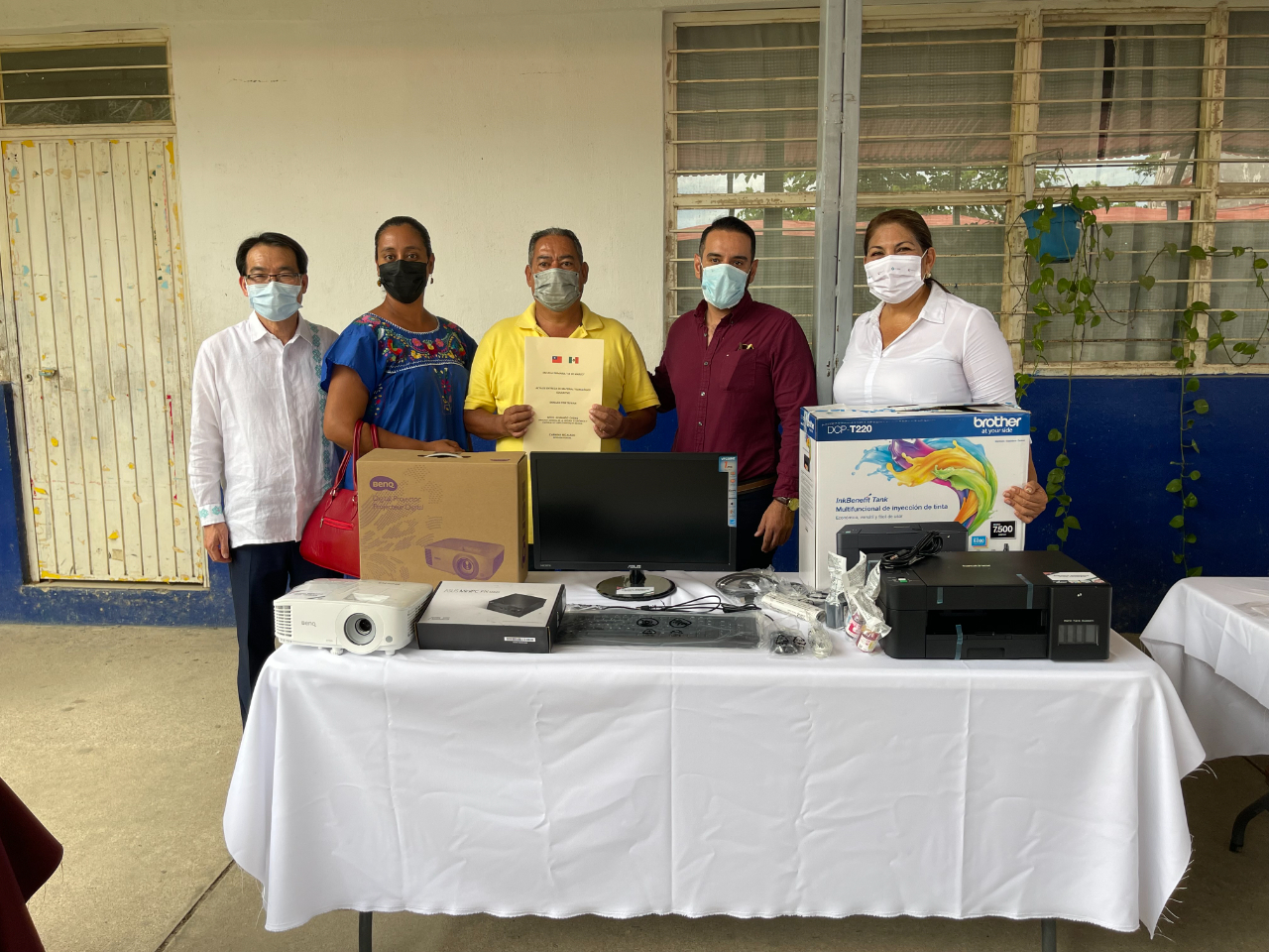 鄭代表、納亞力州教育廳初等教育處長李維拉（右2）、聯邦眾議員蕾佳拉朵（右1）、受贈學校「三月十八日（18 de Marzo）小學」代表（左3）等與我捐贈資訊設備乙批合影。