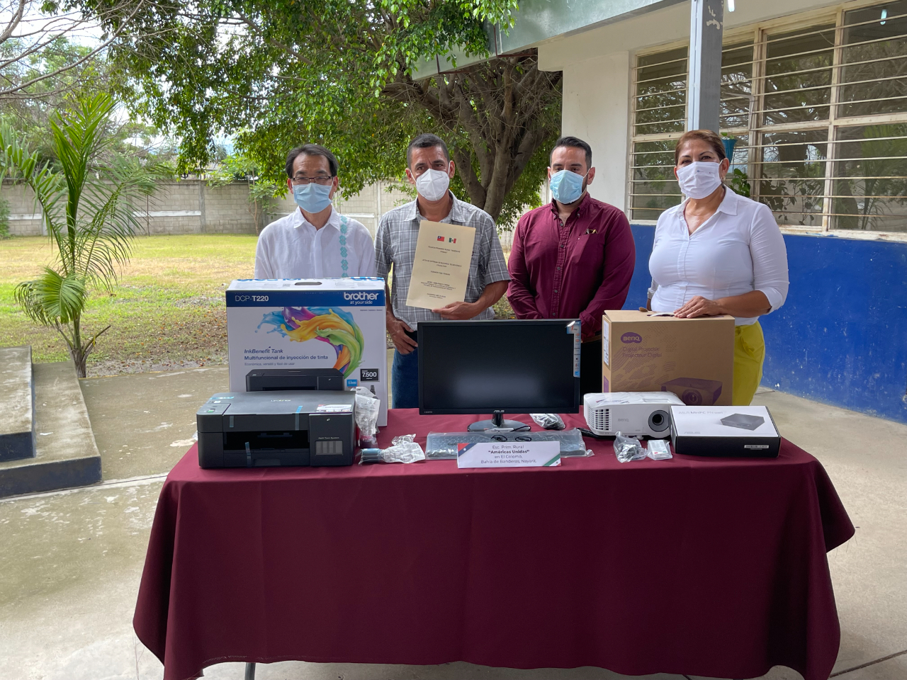 鄭代表、納亞力州教育廳初等教育處長李維拉（右2）、聯邦眾議員蕾佳拉朵（右1）及受贈學校「美洲聯合（Américas Unidas）小學」代表（左2）與我捐贈資訊設備乙批合影。