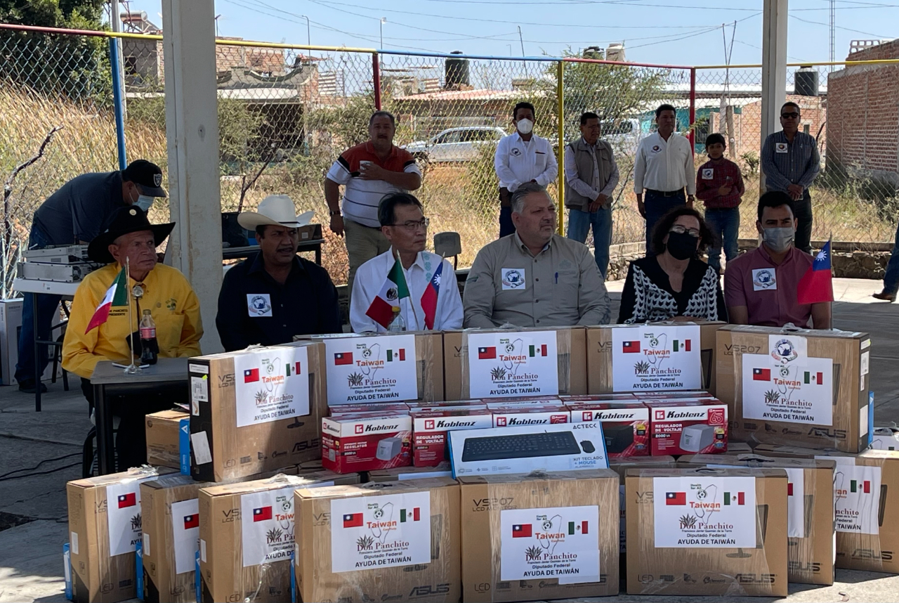 鄭代表正勇與墨西哥國會友臺小組主席古斯曼（左1）共同主持我捐贈阿多通尼可埃阿爾多市及阿猶特朗兩市小學資訊設備贈交儀式，阿猶特朗市市長埃南德斯（左2）及阿多通尼可埃阿爾多市市長馮塞卡（右3）在場見證。