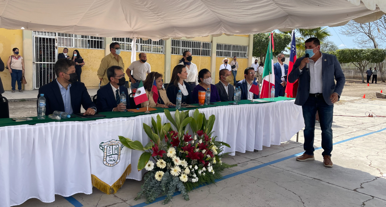 阿美卡市市長塞拉諾致詞，照片中主桌自左至右為哈里斯可州教育廳廳長佛洛雷斯、鄭代表、聯邦眾議員瑪汀內絲、佛蘿蕾絲、阿瓦雷絲、路易士中學校長畢亞福爾德及外交部墨僑中心主任畢亞羅勃斯