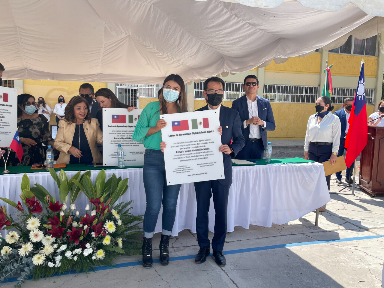 鄭代表在全場貴賓見證下贈交電腦設備並頒發臺墨合作電腦教室掛牌