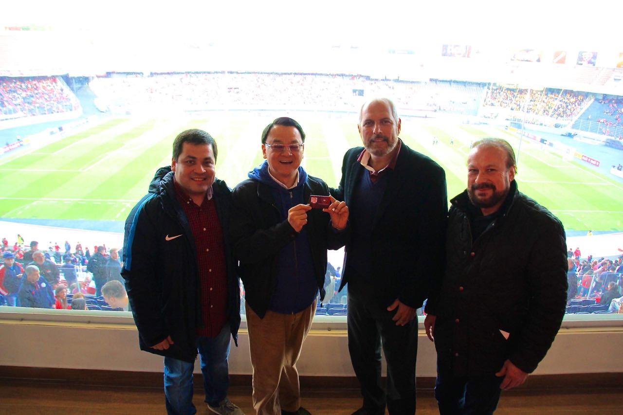 巴拉圭Cerro Porteño足球俱樂部頒贈駐巴拉圭周大使麟榮譽會員卡。