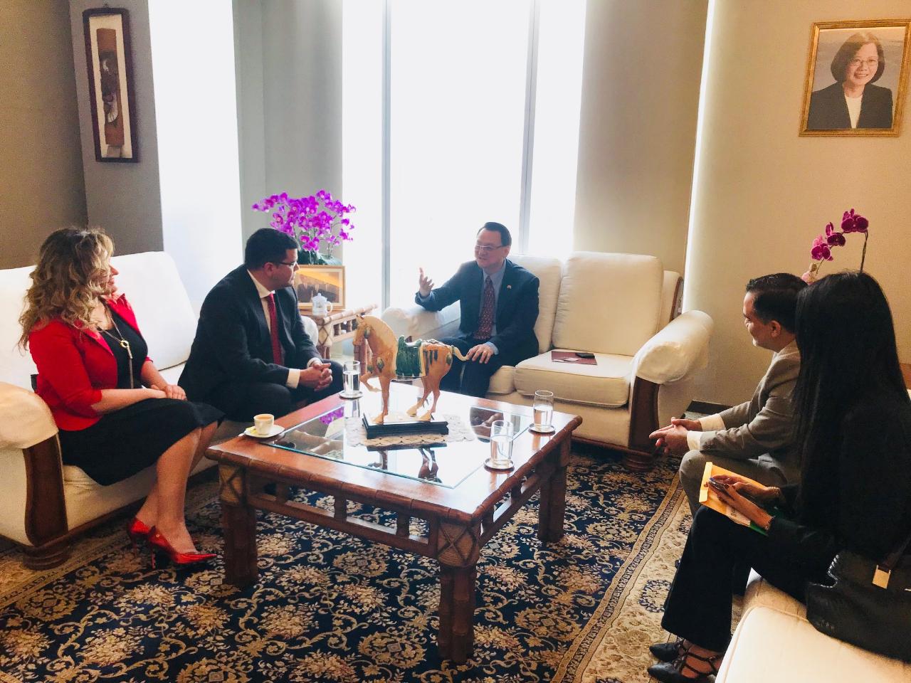 巴拉圭內政部新任移民局局長貝加(Julián Vega)於107年8月24日上午率該局國際事務組組長薩亞斯(Zayas)及政策顧問麥達那(Maidana)等來館拜會周大使麟，周大使與貝局長就兩國移民事務合作交換意見。