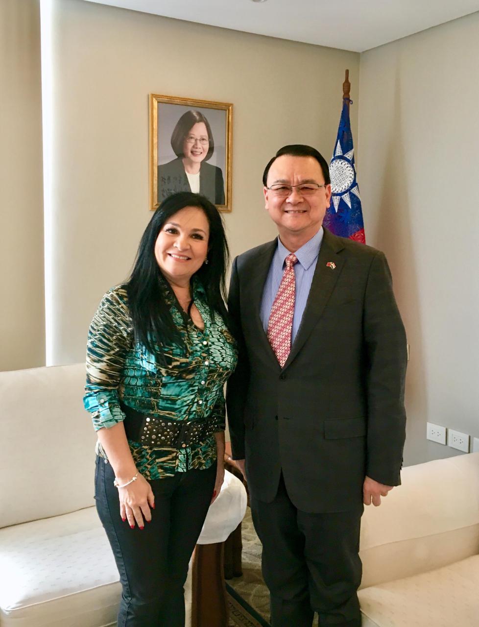 中華民國駐巴拉圭周麟大使本(107)年9月21日上午接見巴國會參議院藍黨A黨團主席芭哈克(María Eugenia Bajac)參議員。  芭主席表示，她為參議院巴拉圭─德國友好委員會主席，然周大使卻是她週前在國會接見的首位大使，深感榮幸。