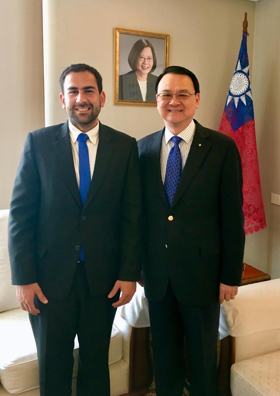 中華民國駐巴拉圭周麟大使本(107)年9月24日下午接見巴國新任青年部長沙洛蒙(Felipe Salomón)。