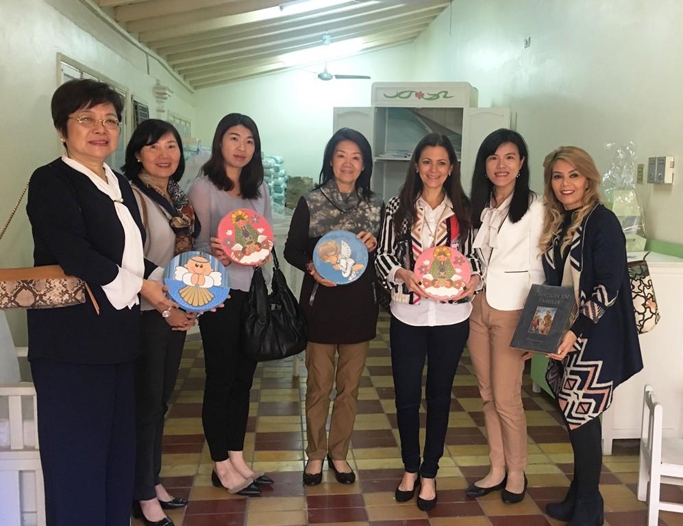 中華民國駐巴拉圭周麟大使夫人李潔女士(左一)偕大使館員眷參訪巴國「搖籃之家基金會」(Fundación Casa Cuna)，與該基金會副會長塞法女士(右三)等人合影留念。